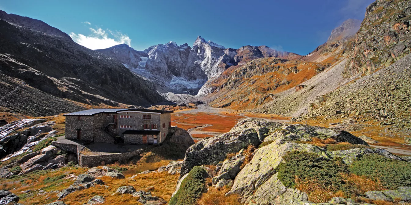 Refuge de Baysselance au pied du Vignemale