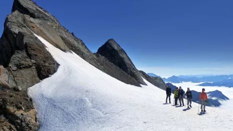 Mesurez-vous au Vignemale, plus haut sommet des Pyr&eacute;n&eacute;es fran&ccedil;aises (3298 m&egrave;tres), par le glacier d&rsquo;Ossoue et le refuge de Baysselance.
