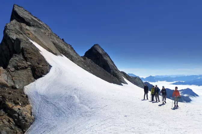 Mesurez-vous au Vignemale, plus haut sommet des Pyrénées françaises (3298 mètres), par le glacier d’Ossoue et le refuge de Baysselance.