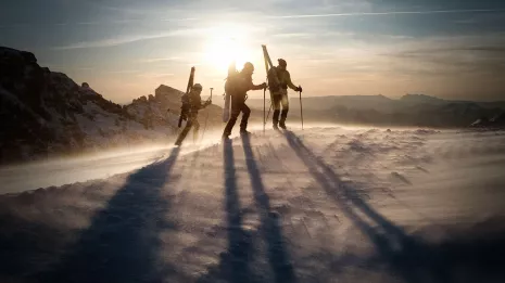 &Agrave; la journ&eacute;e ou en raid, le bureau des Guides de Cauterets organise en France et &agrave; l&rsquo;&eacute;tranger des sorties en ski adapt&eacute;es &agrave; votre niveau, en fonction des ouvertures des refuges, de l&rsquo;enneigement et des risques d&rsquo;avalanches.