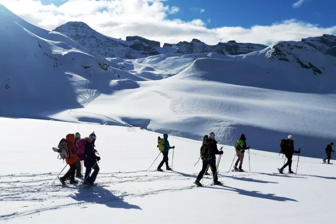 À travers un programme de sorties raquettes de tous niveaux, c’est en toute quiétude que vous pourrez découvrir la magie des Pyrénées en hiver.