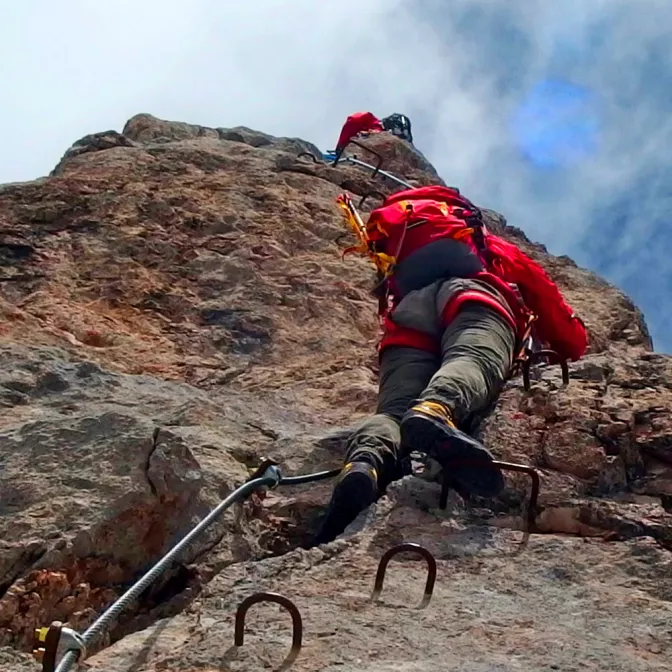 Via ferrata : pont de singe, tyrolienne dans les Pyrénées