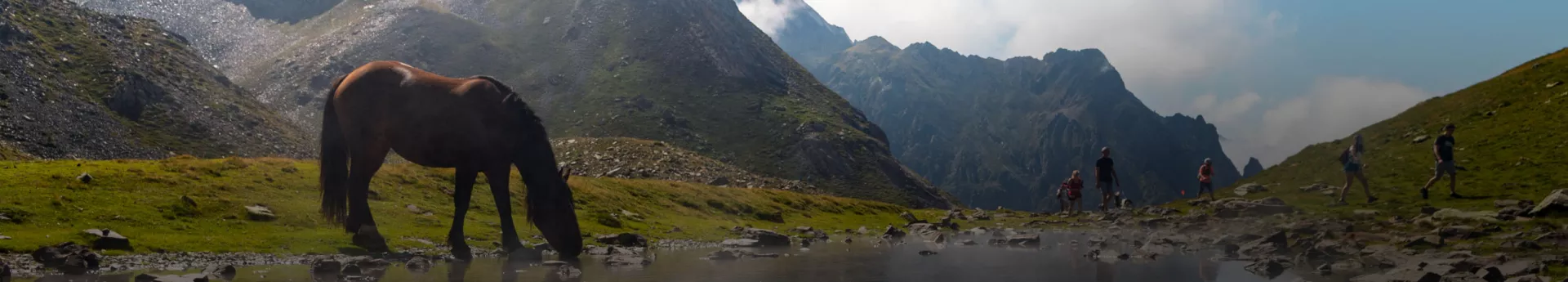 Au cœur du parc national des Pyrénées, Cauterets est un haut lieu de randonnée, offrant plus de 100 km de sentiers pour vos balades.