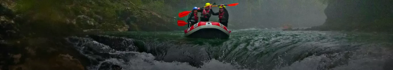 D&eacute;couvrez en rafting, au fil de l&rsquo;eau, la vall&eacute;e des Gaves entre Argel&egrave;s Gazost, Lourdes et Pau.