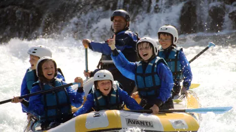 D&eacute;couvrez en rafting, au fil de l&rsquo;eau, la vall&eacute;e des Gaves entre Argel&egrave;s Gazost, Lourdes et Pau.