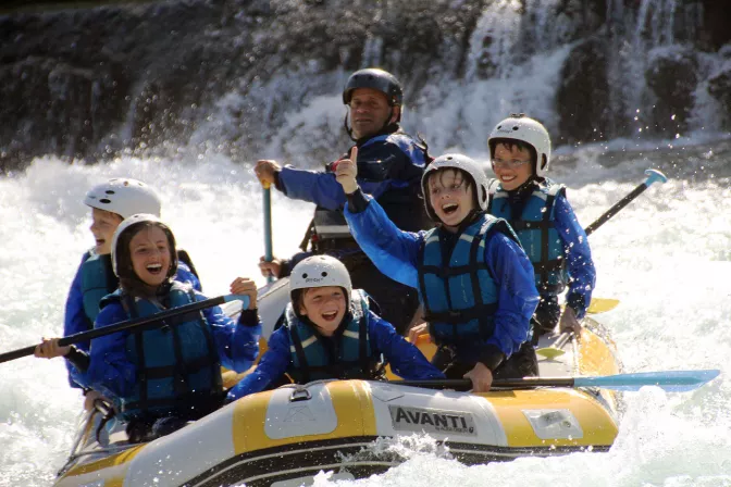 Découvrez en rafting, au fil de l’eau, la vallée des Gaves entre Argelès Gazost, Lourdes et Pau.