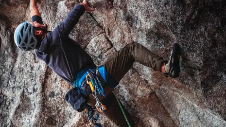 Escalade selon votre niveau et de vos attentes sur le site exceptionnel du Pont d'Espagne pr&egrave;s de Cauterets.